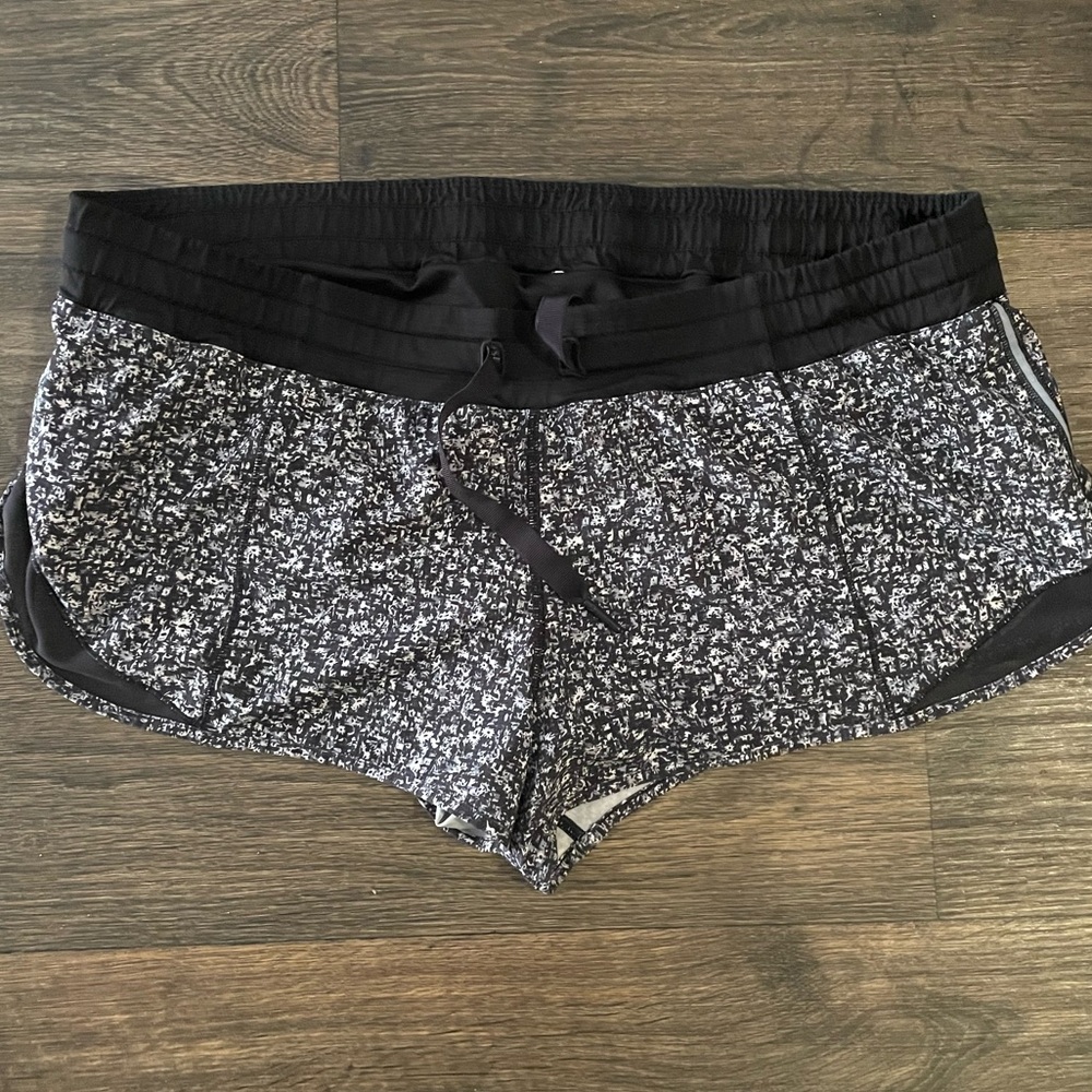 lululemon Black White Hotty Hot Athletic Shorts women’s size 10 
2 1/2 inseam